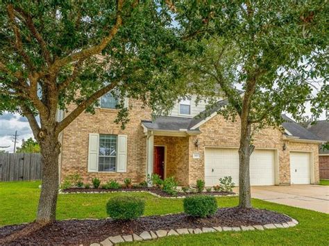 Welcome to this Big and Beautiful 421 Home on a Oversized Corner Lot with Detached Garage. . Pearland homes for rent